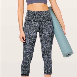 Lululemon align crop 21” Diffuse starlight black size 4